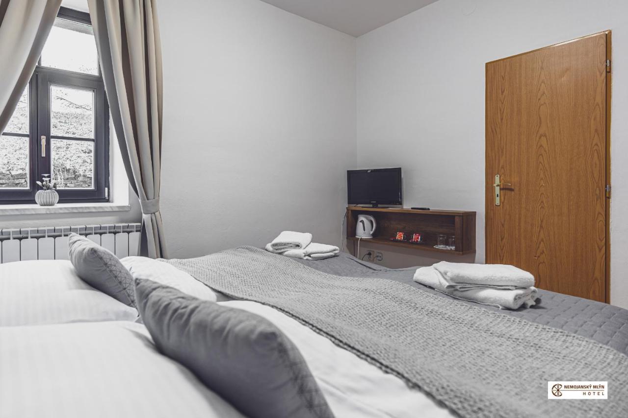 Nemojany Hotel Nemojansky Mlyn מראה חיצוני תמונה