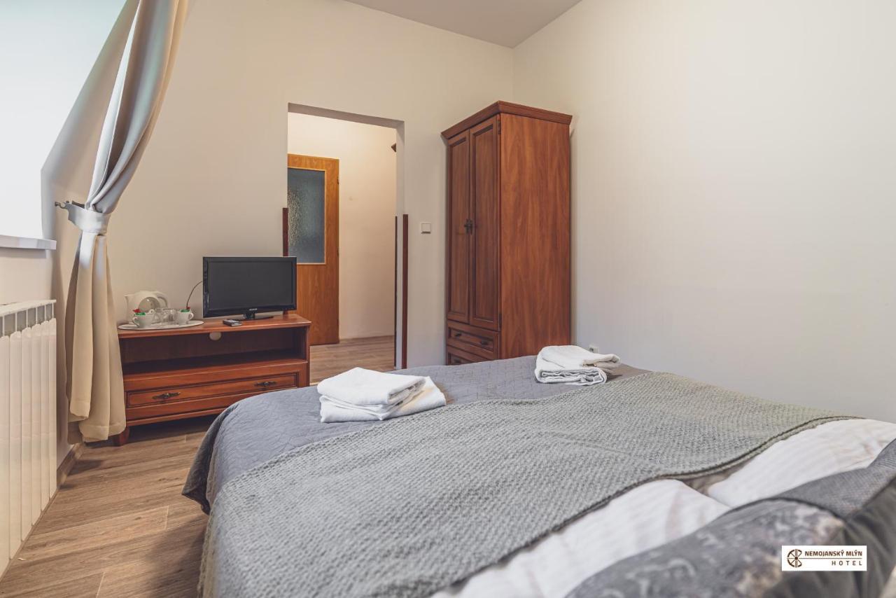 Nemojany Hotel Nemojansky Mlyn מראה חיצוני תמונה